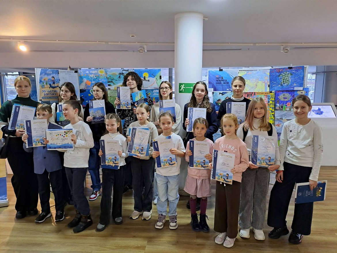 Поздравляем юных художниц студии "Вернисаж"