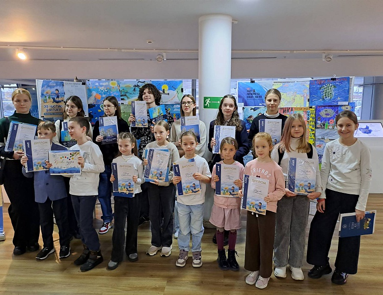 Поздравляем юных художниц студии "Вернисаж"