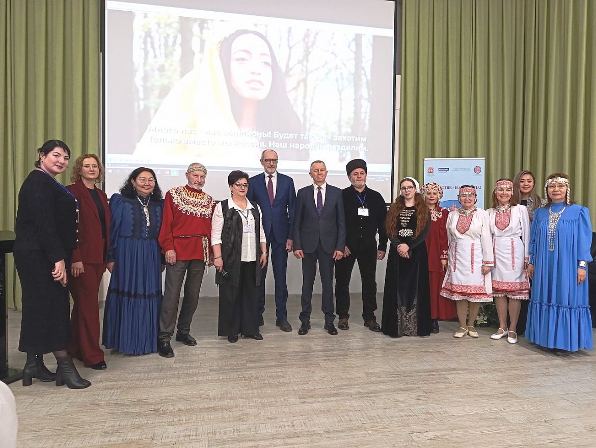 Продолжается просветительский марафон в рамках регионального проекта "В единстве - наша сила!". Команда Общественной палаты Калининградской области, совместно с АНО «Национальные культурные приоритеты», национально-культурными сообществами и Детско-юношес