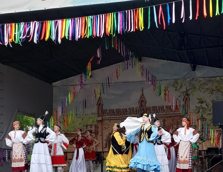 Ансамбль "Современница" на фееричном национальном празднике "ЫСЫАХ 2025"