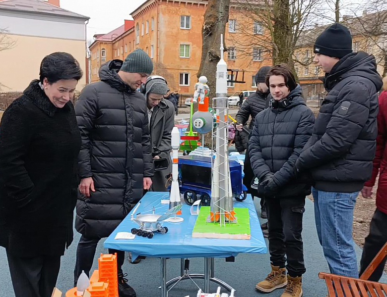 Выставка на открытии детской космической площадки