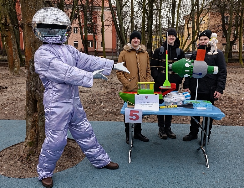 Выставка на открытии детской космической площадки