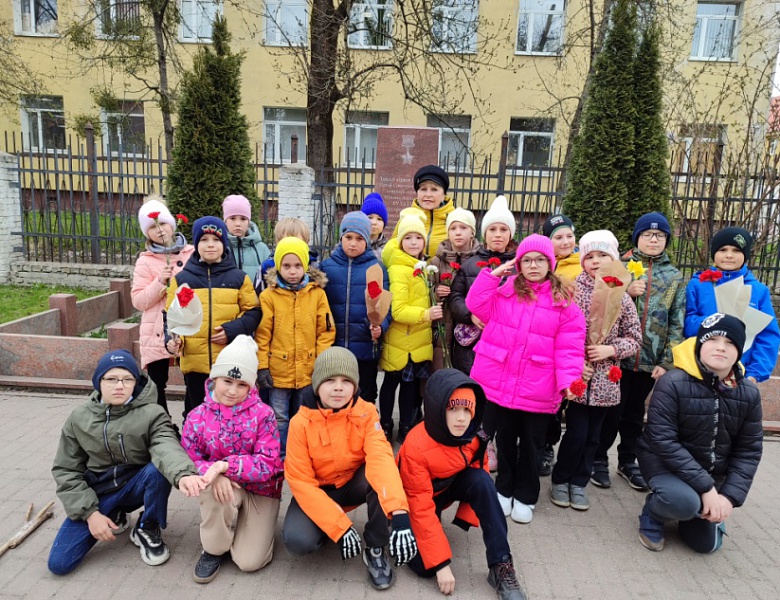 Юные экологи возложили цветы к обелиску участника Штурма Кёнигсберга  Булатову Михаилу Алексеевичу