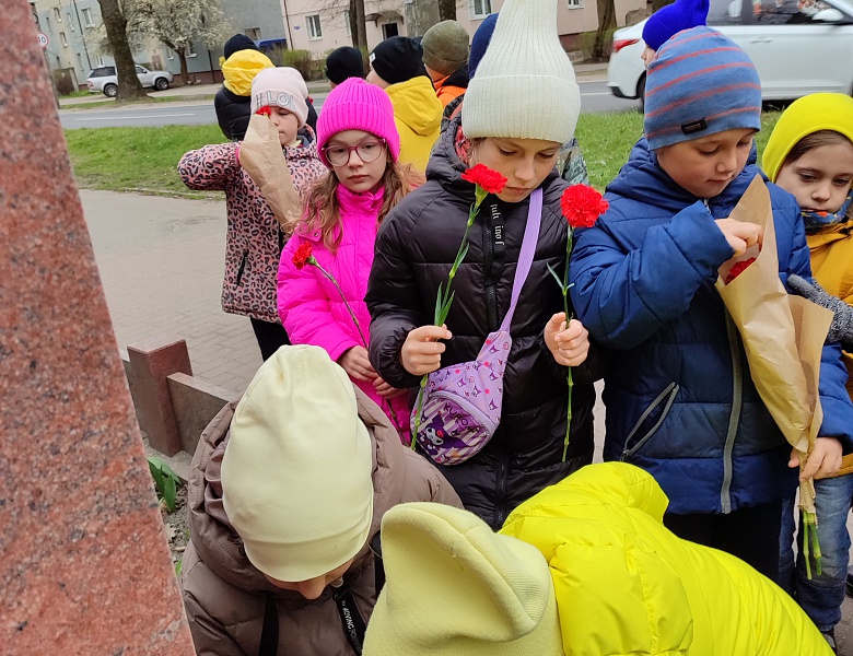 Юные экологи возложили цветы к обелиску участника Штурма Кёнигсберга  Булатову Михаилу Алексеевичу