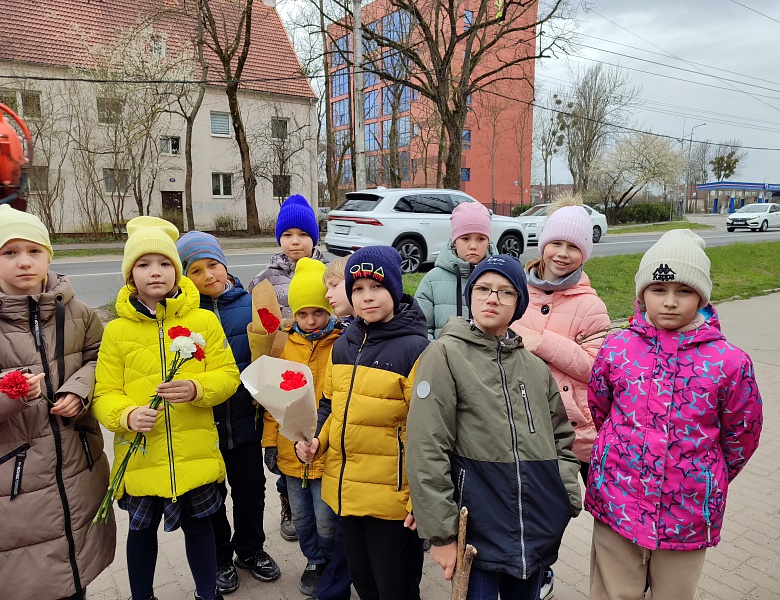 Юные экологи возложили цветы к обелиску участника Штурма Кёнигсберга  Булатову Михаилу Алексеевичу