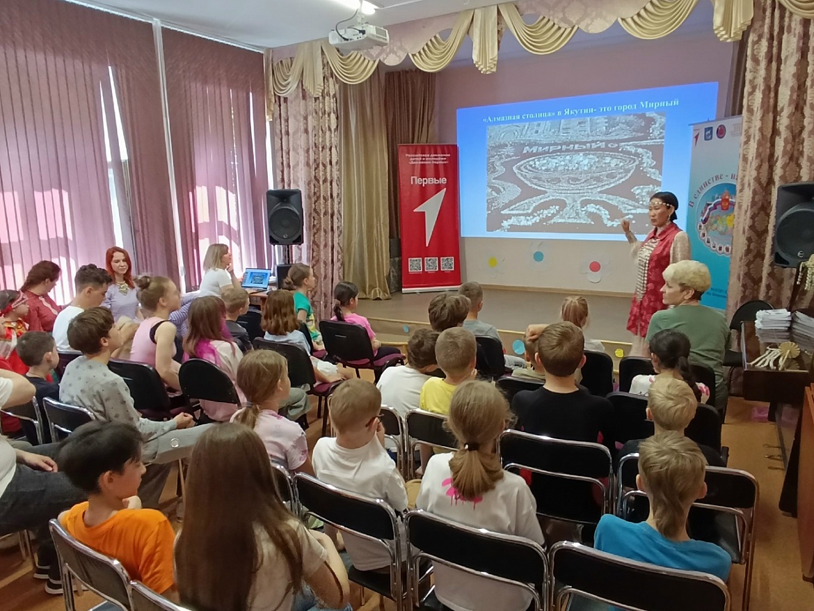 «Мы единая Россия!" в лагере Сюрприз