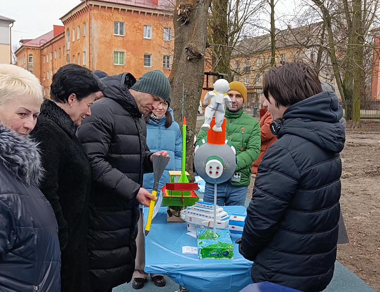Выставка на открытии детской космической площадки