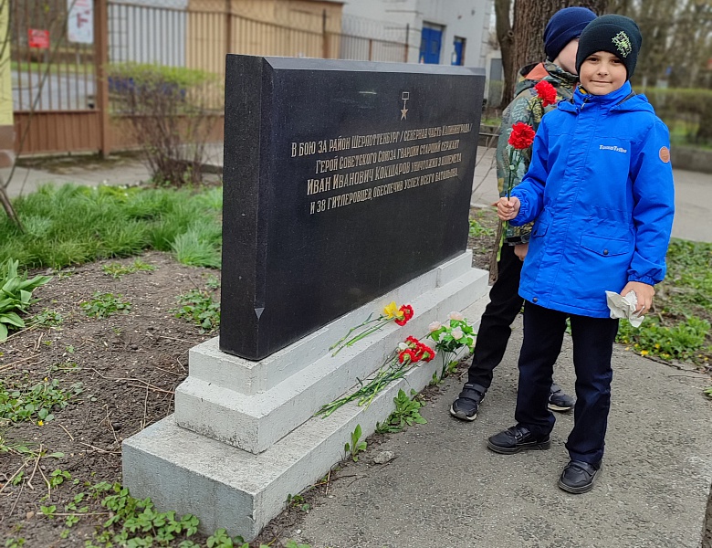 Юные экологи возложили цветы к обелиску участника Штурма Кёнигсберга  Булатову Михаилу Алексеевичу