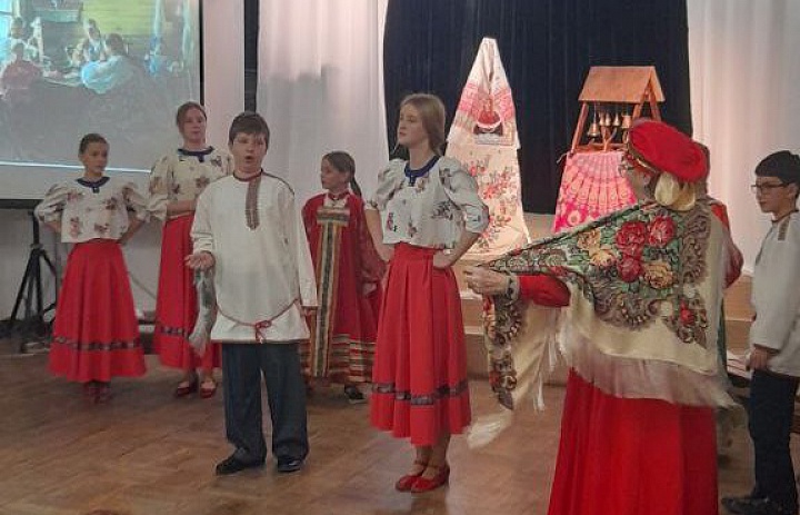 Участники ансамбля народной песни "Забавушка" поздравили с праздником Покрова Пресвятой Богородицы