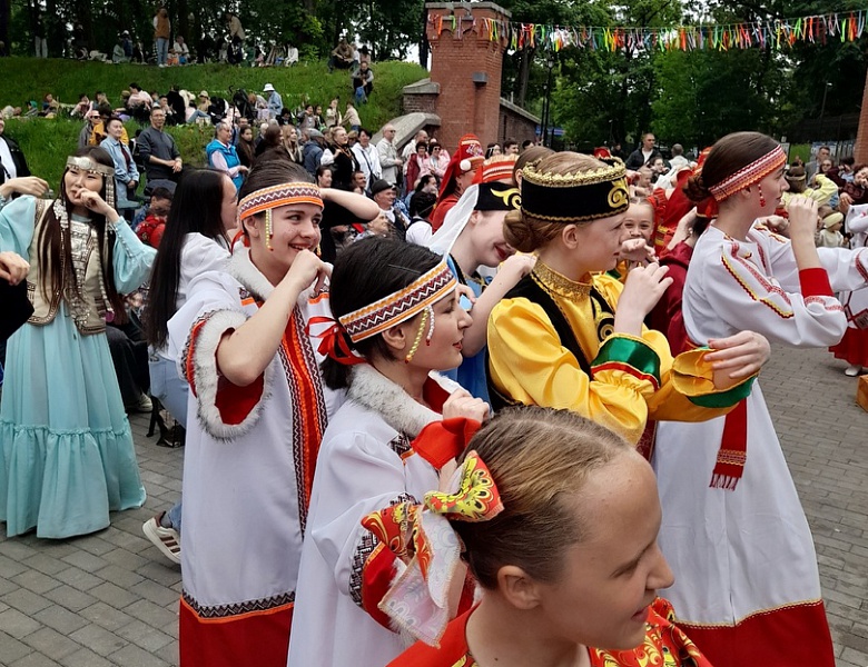 Ансамбль "Современница" на фееричном национальном празднике "ЫСЫАХ 2025"