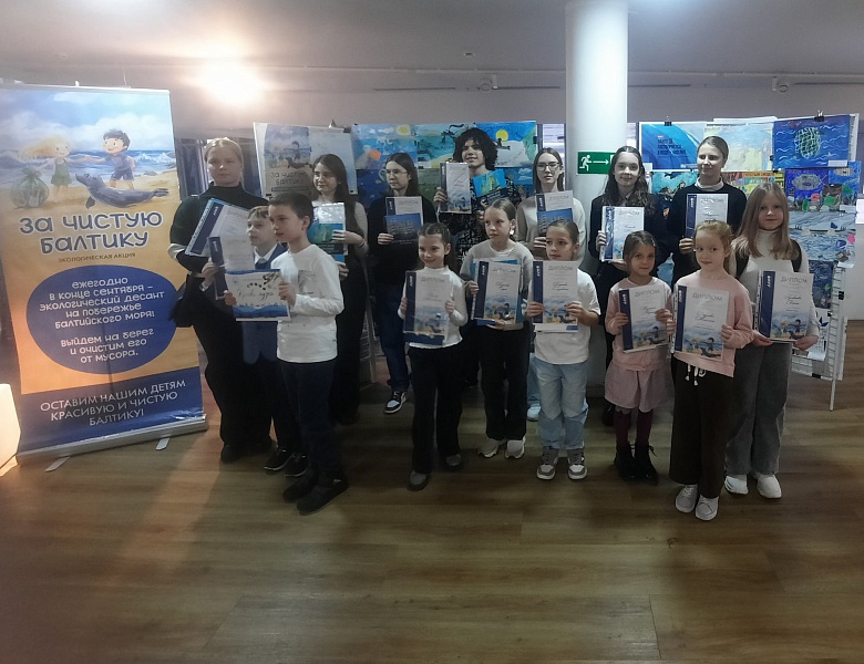 Поздравляем юных художниц студии "Вернисаж"