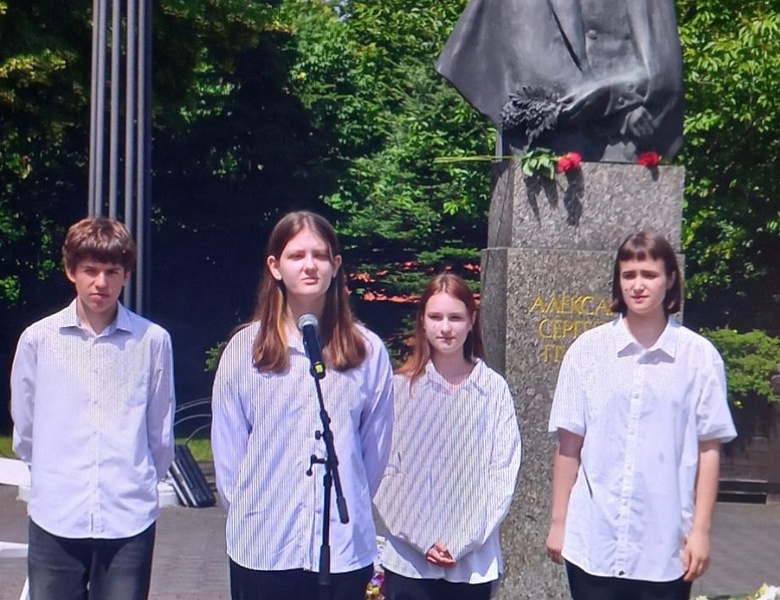 Юные актёры читали любимые стихи А.С.Пушкина  в День его рождения
