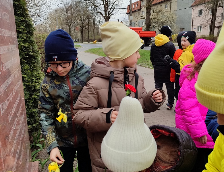 Юные экологи возложили цветы к обелиску участника Штурма Кёнигсберга  Булатову Михаилу Алексеевичу