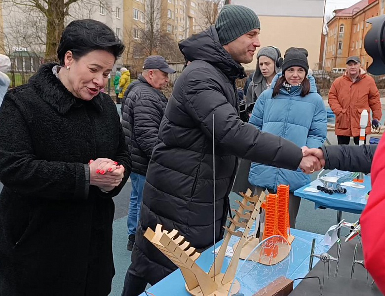 Выставка на открытии детской космической площадки